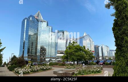 Almaty, Kasachstan - 1. Juni 2020: Blick auf das Business Center Nurly Tau. Hergestellt im Stil von Hi-Tech, wiederholte Silhouetten der Berge Zailisky Alatau Stockfoto