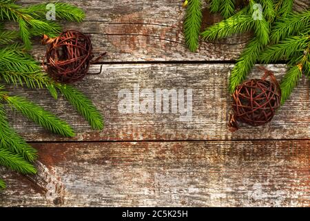 Weihnachten Hintergrund für Grußkarte. Tannenzweige auf Holzhintergrund. Stockfoto