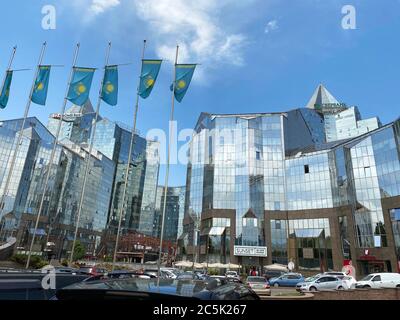 Almaty, Kasachstan - 1. Juni 2020: Blick auf das Business Center Nurly Tau. Hergestellt im Stil von Hi-Tech, wiederholte Silhouetten der Berge Zailisky Alatau Stockfoto