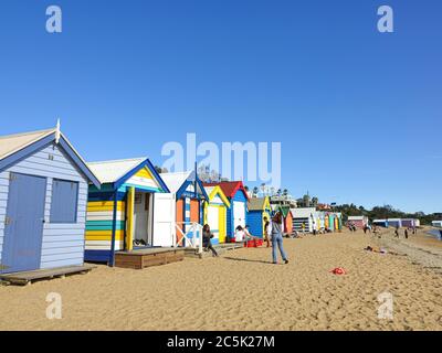 Bunte Badekisten am Brighton Beach mit Tourismus im Urlaub unter Sonnenlicht, Melbourne, Australien, 29. Februar 2020 Stockfoto