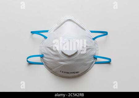 Weißes Atemschutzgerät FFP2, N95 auf weißem Tisch. Stockfoto