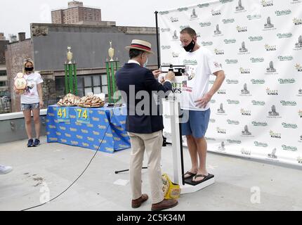 Williamsburg, Usa. Juli 2020. George Shea bewegt sich um die Gewichte, während der Weltmeister und #1-rangiger Esser der Welt Joey Chestnut eine schützende Gesichtsmaske trägt, während er offiziell für den 104. Nathan's Famous Fourth of July International Hot Dog Eating Contest am 3. Juli 2020 in New York City gewogen und zertifiziert wird. Der berühmte internationale Hot Dog Eating Contest von Nathan am 4. Juli findet seit 1916 jedes Mal am 4. Juli auf Coney Island statt. Foto von John Angelillo/UPI Kredit: UPI/Alamy Live Nachrichten Stockfoto