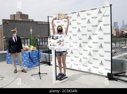 Williamsburg, Usa. Juli 2020. George Shea sieht, wie die Weltmeisterin Miki sudo ihren Meisterschaftsgürtel hochhebt, nachdem sie offiziell für den 104. Nathan's Famous Fourth of July International Hot Dog Eating Contest am 3. Juli 2020 in New York City eingewogen und zertifiziert wurde. Der berühmte internationale Hot Dog Eating Contest von Nathan am 4. Juli findet seit 1916 jedes Mal am 4. Juli auf Coney Island statt. Foto von John Angelillo/UPI Kredit: UPI/Alamy Live Nachrichten Stockfoto