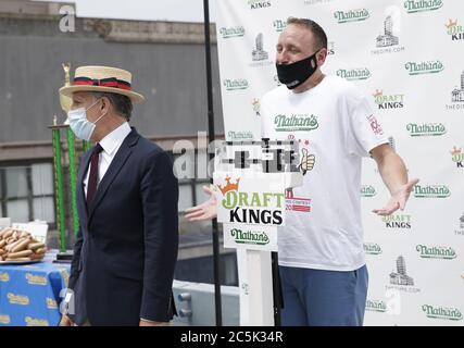 Williamsburg, Usa. Juli 2020. George Shea spricht, während der Weltmeister und der #1-rangige Esser der Welt Joey Chestnut mit einer schützenden Gesichtsmaske reagiert, während er offiziell für den 104. Nathan's Famous Fourth of July International Hot Dog Eating Contest am 3. Juli 2020 in New York City gewogen und zertifiziert wird. Der berühmte internationale Hot Dog Eating Contest von Nathan am 4. Juli findet seit 1916 jedes Mal am 4. Juli auf Coney Island statt. Foto von John Angelillo/UPI Kredit: UPI/Alamy Live Nachrichten Stockfoto