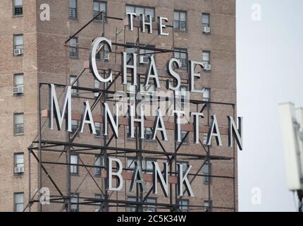 Williamsburg, Usa. Juli 2020. Ein altes Schild für Chase Manhattan Bank bleibt am 3. Juli 2020 in New York City immer noch auf einem Dach. Foto von John Angelillo/UPI Kredit: UPI/Alamy Live Nachrichten Stockfoto