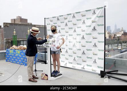 Williamsburg, Usa. Juli 2020. George Shea bewegt sich um die Gewichte, während der Champion Miki sudo eine schützende Gesichtsmaske trägt, während er offiziell für den 104. Nathan's Famous Fourth of July International Hot Dog Eating Contest am 3. Juli 2020 in New York City gewogen und zertifiziert wird. Der berühmte internationale Hot Dog Eating Contest von Nathan am 4. Juli findet seit 1916 jedes Mal am 4. Juli auf Coney Island statt. Foto von John Angelillo/UPI Kredit: UPI/Alamy Live Nachrichten Stockfoto