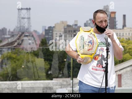 Williamsburg, Usa. Juli 2020. Der Weltmeister und #1-rangige Esser der Welt Joey Chestnut entfernt eine schützende Gesichtsmaske, um zu sprechen, nachdem er offiziell eingewogen und für den 104. Nathan's Famous Fourth of July International Hot Dog Eating Contest am 3. Juli 2020 in New York City zertifiziert wurde. Der berühmte internationale Hot Dog Eating Contest von Nathan am 4. Juli findet seit 1916 jedes Mal am 4. Juli auf Coney Island statt. Foto von John Angelillo/UPI Kredit: UPI/Alamy Live Nachrichten Stockfoto