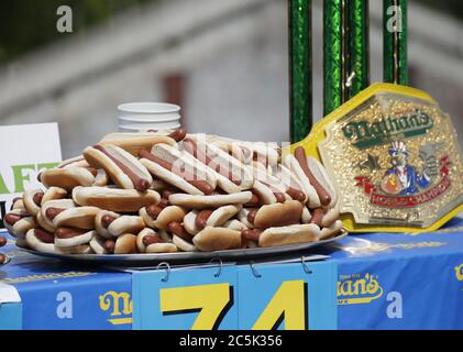 Williamsburg, Usa. Juli 2020. Hot Dogs und ein Championship-Gürtel sind zu sehen, wenn Weltmeister Joey Chestnut, der #1-rangige Esser der Welt, Und die Meisterin Miki sudo wartet darauf, offiziell für den 104. Nathan's Famous Fourth of July International Hot Dog Eating Contest am 3. Juli 2020 in New York City eingewogen und zertifiziert zu werden. Der berühmte internationale Hot Dog Eating Contest von Nathan am 4. Juli findet seit 1916 jedes Mal am 4. Juli auf Coney Island statt. Foto von John Angelillo/UPI Kredit: UPI/Alamy Live Nachrichten Stockfoto