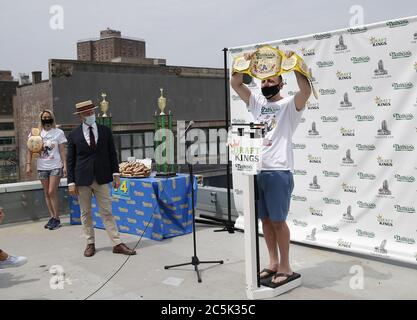 Williamsburg, Usa. Juli 2020. George Shea sieht zu, wie der #1-rangige Esser der Welt und Weltmeister Joey Chestnut eine schützende Gesichtsmaske tragen, während er seinen Meisterschaftsgürtel hochhält, nachdem er offiziell für den 104. Nathan's Famous Fourth of July International Hot Dog Eating Contest am 3. Juli gewogen und zertifiziert wurde. 2020 in New York City. Der berühmte internationale Hot Dog Eating Contest von Nathan am 4. Juli findet seit 1916 jedes Mal am 4. Juli auf Coney Island statt. Foto von John Angelillo/UPI Kredit: UPI/Alamy Live Nachrichten Stockfoto