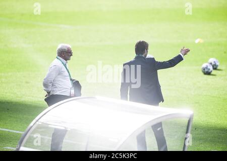 Berlin, Deutschland. Juli 2020. Sport-Geschäftsführer Rudi voller (Leverkusen, links) mit Sportdirektor Simon Rolfes (Leverkusen, rechts). GES/Fußball/Training von Bayer 04 Leverkusen vor dem DFB-Pokalfinale in Berlin, 3. Juli 2020 Fußball/Fußball: Training von Bayer 04 Leverkusen vor dem DFB-Pokalfinale in Berlin, 3. Juli 2020 Quelle: dpa/Alamy Live News Stockfoto