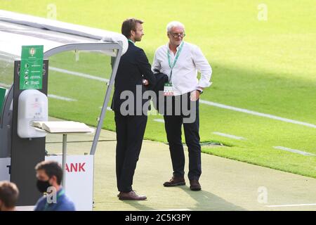 Berlin, Deutschland. Juli 2020. Sport-Geschäftsführer Rudi voller (Leverkusen, rechts) mit Sportdirektor Simon Rolfes (Leverkusen, links). GES/Fußball/Training von Bayer 04 Leverkusen vor dem DFB-Pokalfinale in Berlin, 3. Juli 2020 Fußball/Fußball: Training von Bayer 04 Leverkusen vor dem DFB-Pokalfinale in Berlin, 3. Juli 2020 Quelle: dpa/Alamy Live News Stockfoto