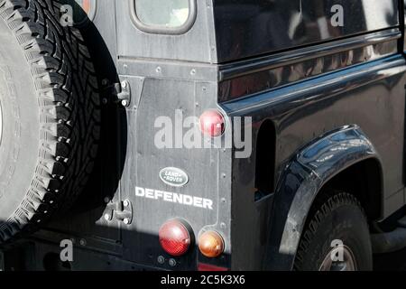 Rückansicht eines kultigen Geländewagens mit Geländewagen im Geländewagen, der oben geparkt wurde. Ein Teil des Ersatzreifen und Leselampen werden an einem hellen Wintertag gesehen. Stockfoto