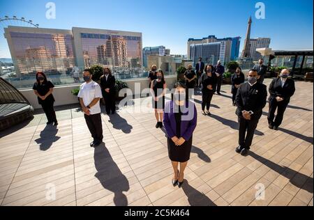 Las Vegas, NV, USA. Juli 2020. ***HOTELABDECKUNG*** Nobu Hotel Caesars Palace General Manager Martha Morales und Team begrüßen Gäste zurück im Nobu Hotel, da Caesars Entertainment Corporation am 2. Juli 2020 den Betrieb im Nobu Hotel Caesars Palace in Las Vegas, NV, wieder aufnimmt. Kredit: Erik Kabik Fotografie/Media Punch/Alamy Live Nachrichten Stockfoto