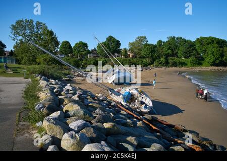 Vancouver, British Columbia, Kanada – 24. Mai 2017. Segelboot am Strand. Ein gestrandete Segelboot am Tag nach einem Sturm trifft Vancouver, British Columbia. Stockfoto