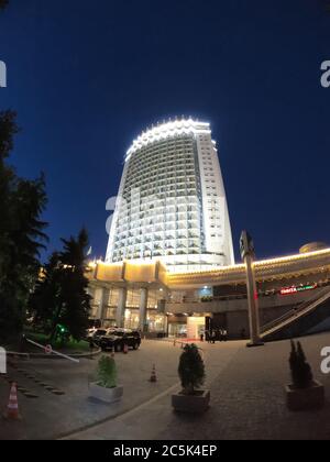 Almaty, Kasachstan - 8. August 2019: Hotel 'Kasachstan'. Es ist ein berühmtes historisches Denkmal im Zentrum von Almaty Stadt. Erbaut 1977. Stockfoto