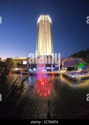 Almaty, Kasachstan - 8. August 2019: Hotel 'Kasachstan'. Es ist ein berühmtes historisches Denkmal im Zentrum von Almaty Stadt. Erbaut 1977. Stockfoto