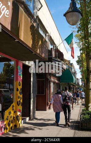 Menschen, die auf dem Commercial Drive in Little Italy, Vancouver, BC, Kanada, den Bürgersteig entlang gehen Stockfoto