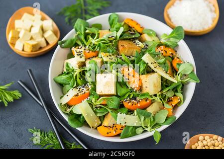 Frischer Tofu-Salat mit Sesamsamen, Maissalat, Aprikosen und Bambus in der Schüssel Stockfoto