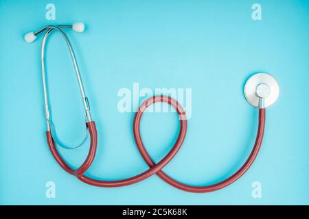 Coronavirus, covid-19. Phonendoskop und Stethoskop auf blauem Hintergrund. Selbstisolierung und Quarantäne, persönliche Schutzausrüstung Stockfoto