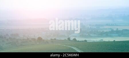 Landschaft Felder und Bäume unter mit Nebel bedeckt Stockfoto