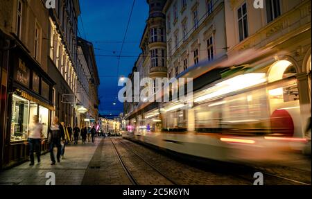 Linz, Österreich - 22. September 2018: Straßenbahnfahrt auf der Stadtstraße Stockfoto