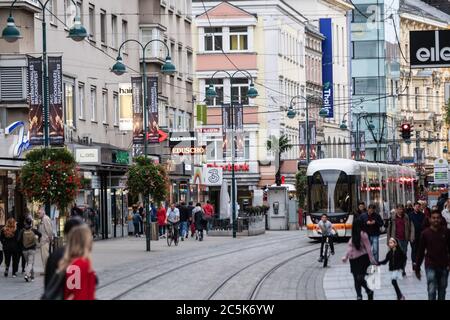 Linz, Österreich - 22. September 2018: Menschen gehen auf der Stadtstraße Stockfoto