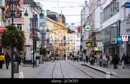 Linz, Österreich - 22. September 2018: Menschen gehen auf der Stadtstraße Stockfoto