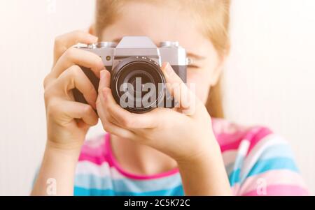 Nahaufnahme auf Fotokamera mit Mädchen auf Hintergrund verschwommen Stockfoto