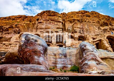 Panorama Höhlen, in Felsen in der verlorenen Stadt Petra, Jordanien geschnitzt Stockfoto