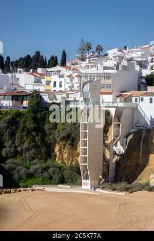 Elevador do Peneco Beach Lift und Blick in Albufeira Altstadt am Praia do Peneco Strand an der Algarve Portugal Stockfoto