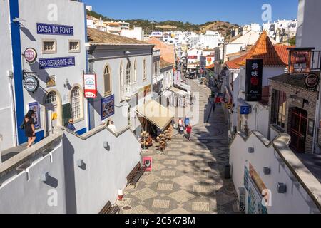 Rua 5 de Outubro EINE beliebte Einkaufsstraße und EIN Tunnel, der Zugang zum Strand von Praia do Túnel (Praia do Peneco), Albufeira Altstadt Portugal bietet Stockfoto