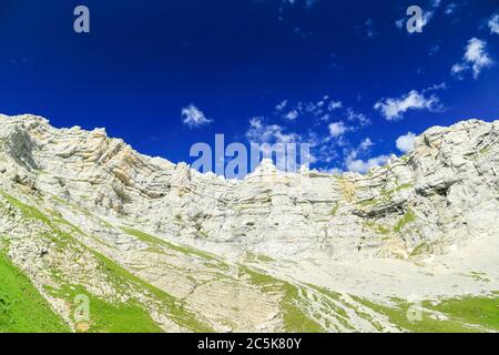 La Tournette, Felswand in den französischen Alpen. Stockfoto