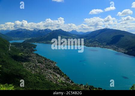 Blick auf den See von Annecy in den französischen Alpen an einem Sommertag. Stockfoto