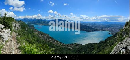 Panoramablick, Blick auf den See Annecy (Französische Alpen) an einem Sommertag. Stockfoto