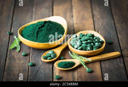 Spirulina Tabletten und Pulver in Schalen Stockfoto