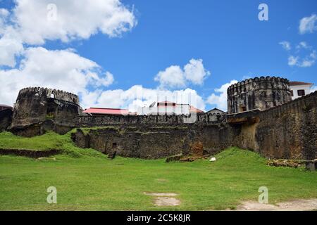 Stone Town Sansibar, Tansania - 7. Oktober 2019: Sansibar Architektur. Das alte Fort Ngome Kongwe Gebäude. Afrika Stockfoto