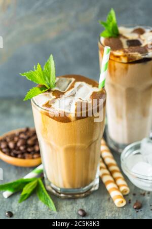 Eiskaffee aus Latte in einem hohen Glas Stockfoto