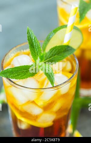 Hausgemachter Pfirsich-Eistee mit Eis, Limette und Minze im Glas Stockfoto