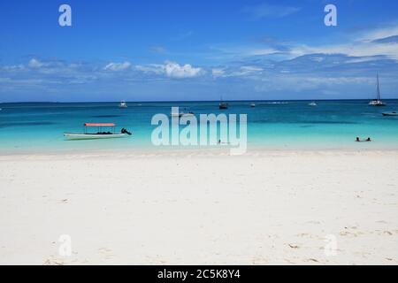 Kendwa, Tansania - 3. Oktober 2019: Blaues transparentes Wasser und Boote, die im Indischen Ozean, Kendwa Strand, Sansibar, Tansania, Afrika, festgemacht sind Stockfoto