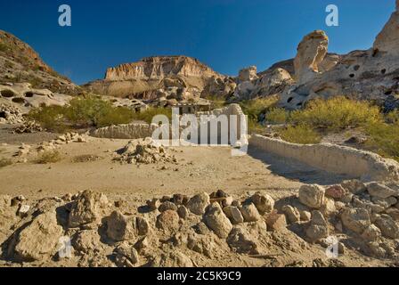 Ruinen von Adobe Häuser in der Nähe der verlassenen Minen in drei Deich Hill in Bofecillos Berge, Chihuahuan Wüste, Big Bend Ranch State Park, Texas, USA Stockfoto