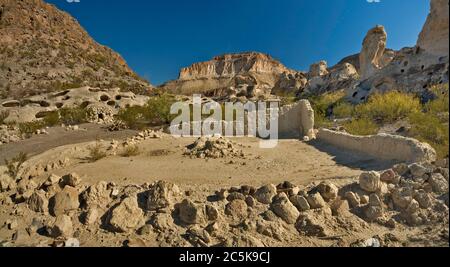 Ruinen von Adobe Häuser in der Nähe der verlassenen Minen in drei Deich Hill in Bofecillos Berge, Chihuahuan Wüste, Big Bend Ranch State Park, Texas, USA Stockfoto