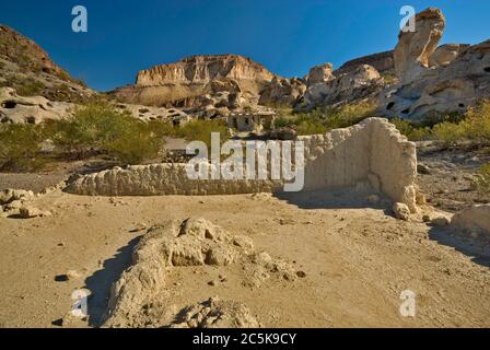 Ruinen von Adobe Häuser in der Nähe der verlassenen Minen in drei Deich Hill in Bofecillos Berge, Chihuahuan Wüste, Big Bend Ranch State Park, Texas, USA Stockfoto