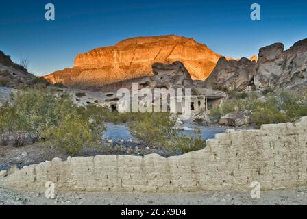 Ruinen von lehmhäusern bei Sonnenuntergang in der Nähe verlassene Minen, drei Dike Hill Gegend, Bofecillos Mtns, Big Bend Ranch State Park, Texas, USA Stockfoto