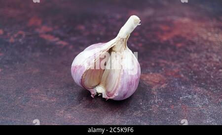 Eine Zwiebel frischen Knoblauchs mit einer Makrolinse Stockfoto