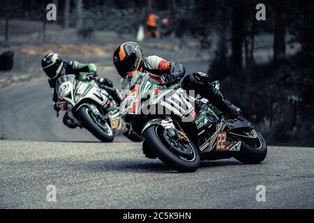 10-05-2020 Ropazi, Lettland Motorrad-Praxis in einer schnellen Kurve auf der Strecke gelehnt. Stockfoto