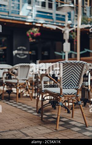 Stühle und Tische im Freien eines Restaurants, selektive flache Fokus. Stockfoto
