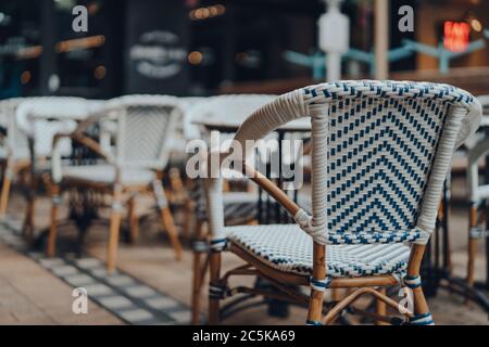 Stühle und Tische im Freien eines Restaurants, selektive flache Fokus. Stockfoto