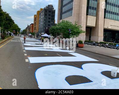 Harlem, New York, USA. Juli 2020. Die offizielle Eröffnung der Black Lives Matter Mural auf Adam Clayton Powell jr Boulevard mit W 125 bis 127 Straßen in Harlem, die für die Öffentlichkeit vom 2. Juli geschlossen ist. Sie protestieren gegen Polizeibrutalität Credit: Niyi Fote/TheNEWS2/ZUMA Wire/Alamy Live News Stockfoto