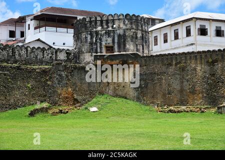 Stone Town, Sansibar - 7. Oktober 2019: Sansibar Architektur. Das alte Fort Ngome Kongwe Gebäude. Tansania, Afrika Stockfoto