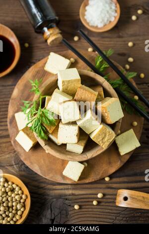 Gesunder Tofu-Käse in der Schüssel Stockfoto